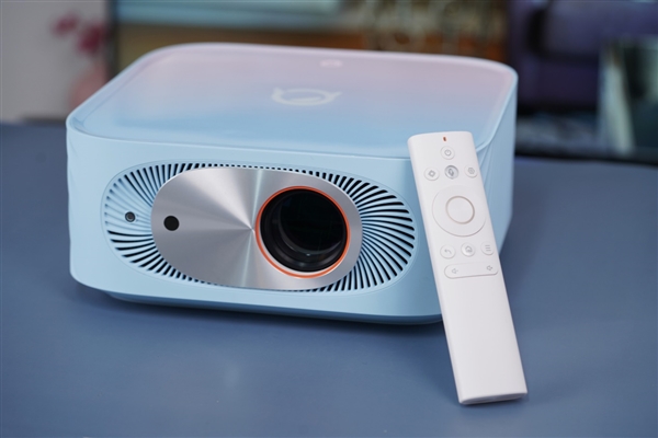 新一代密封光機!聯想小新100智能投影儀圖賞(圖1) 新一代密封光機!聯想小新100智能投影儀圖賞