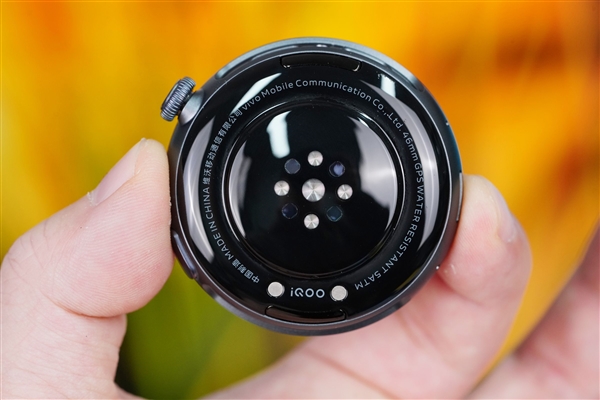 高顏值3D弧面表鏡！iQOO WATCH圖賞