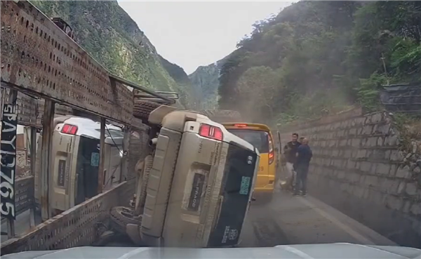 損失慘重！一板車豐田普拉多試駕車側翻倒地：險些砸中面包車