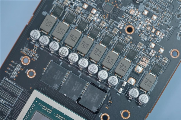 小巧雙風扇！藍寶石RX 7700 XT白金版顯卡圖賞