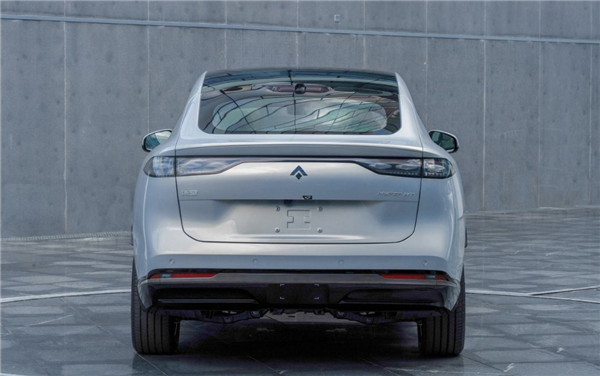 搭載Model X同款“飛飛門” 埃安昊鉑HT實車曝光 塊頭不小