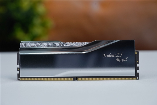 水晶般奪目！芝奇皇家戟DDR5-7200 24GB內存圖賞