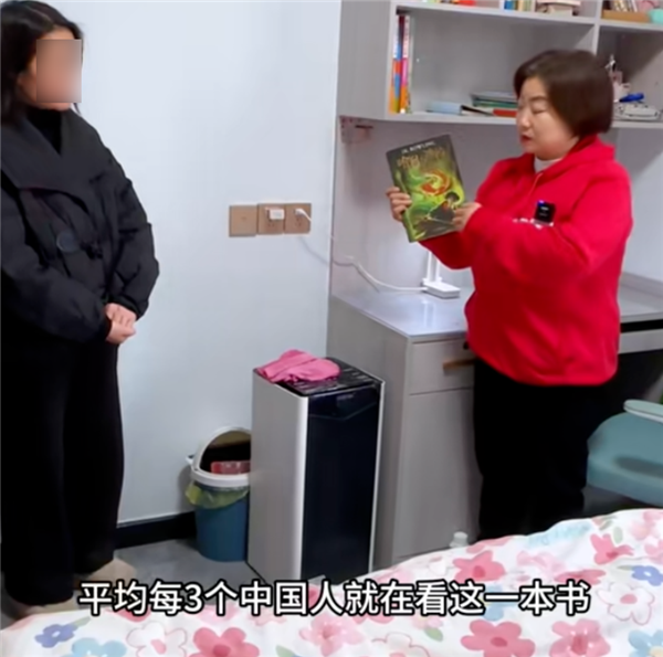 砸周邊、扔漫畫：“女版楊永信”把所有年輕人干紅溫了