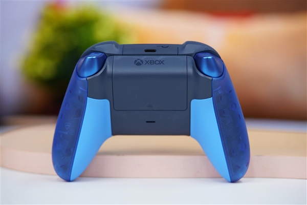 透明外殼設計！微軟Xbox Sky Cipher特別版游戲手柄圖賞