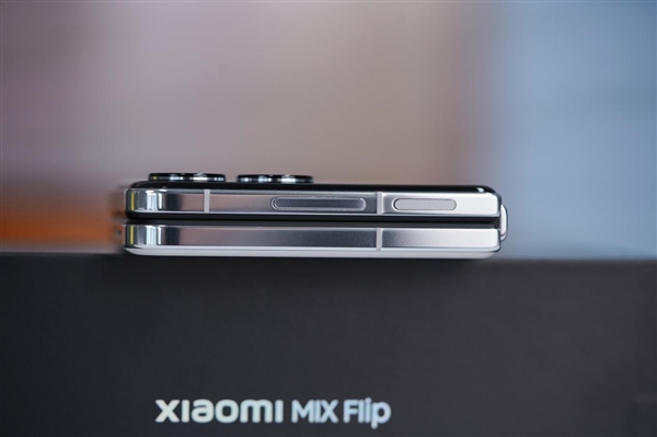 5999元小米首款小折疊！小米MIX Flip白色圖賞