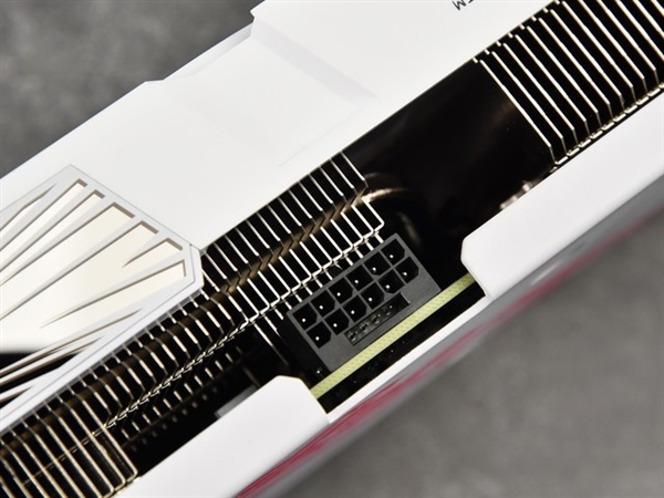 iGame RTX 4070 SUPER Ultra W顯卡上手：4070的價格4070 Ti的性能