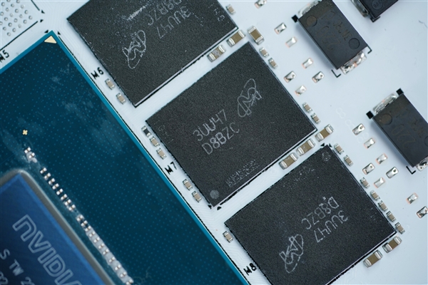 純白高顏值！影馳20周年款RTX 4070顯卡圖賞