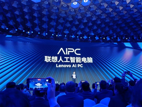 Intel Michelle Johnston盛贊聯想AI PC碩果累累：下代首發、AI算力飆升3倍