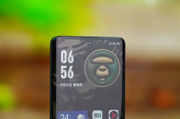專屬淡金色星耀雙眸！Redmi Note 13 Pro+AAPE潮流限定圖賞