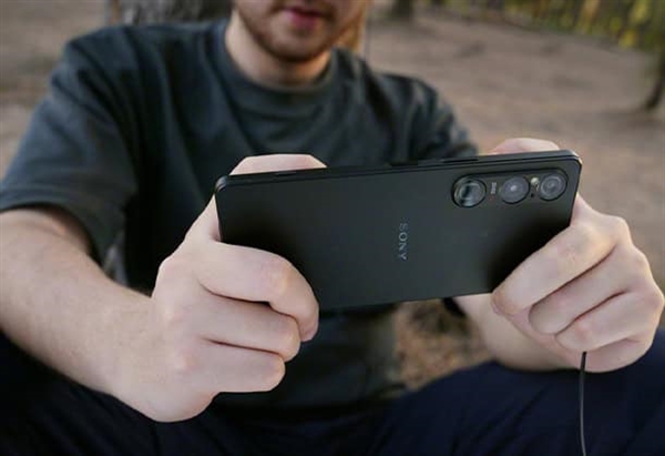 索尼Xperia 1 VI手機(jī)官圖曝光：砍掉祖?zhèn)?K帶魚屏、配驍龍8 Gen3