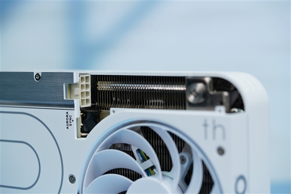 純白高顏值！影馳20周年款RTX 4070顯卡圖賞