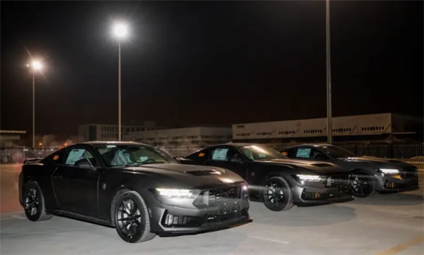 肌肉車愛好者狂喜！福特野馬Dark Horse實車到港：搭載5.0L V8發(fā)動機(jī)