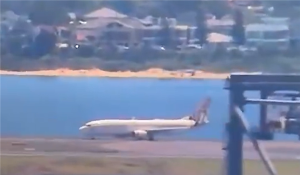 一波音737客機(jī)起飛后故障返航：跑道附近草坪燃起大火