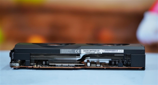 小巧雙風扇！藍寶石RX 7700 XT白金版顯卡圖賞
