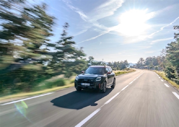 定位高性能SUV！新款MINI“鄉巴佬”JCW上市：售39.98萬元