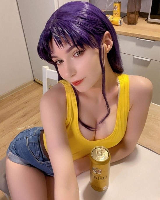 俄妹COS《EVA》葛城美里：酒醉大姐姐熱褲背心吸睛