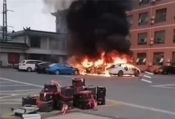 近期第三起！奔馳EQC路邊起火：整車被洶涌火舌完全包圍