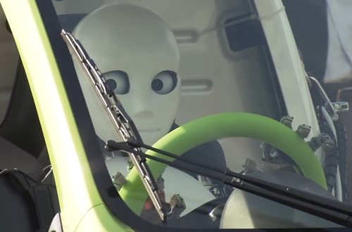 日本讓機(jī)器人學(xué)開車：車速估計(jì)飆不過輪椅