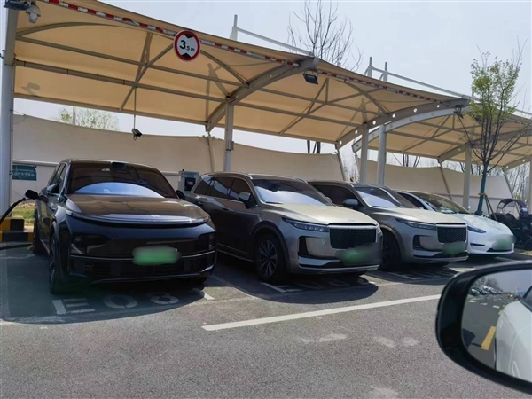 博主爆料有高速服務區解決了插混車占樁問題：方法簡單到令人驚訝