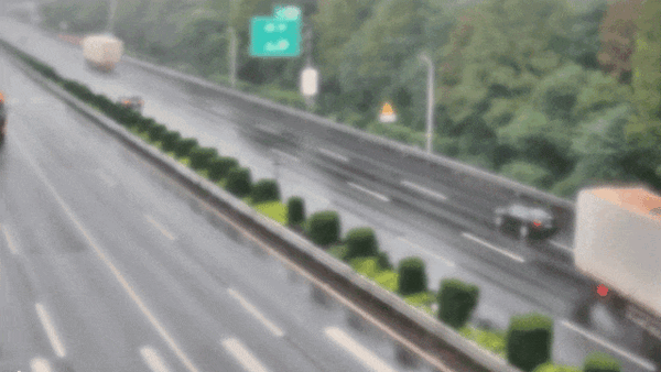 小轎車高速別車致大貨車失控?cái)嗖?定了：無接觸也全責(zé)
