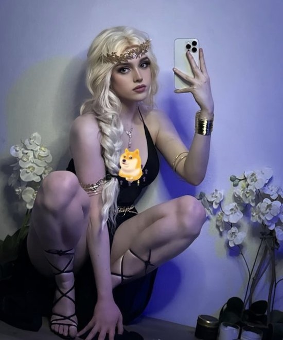 同一角色兩套穿搭！美女COS老頭環人物反差感十足