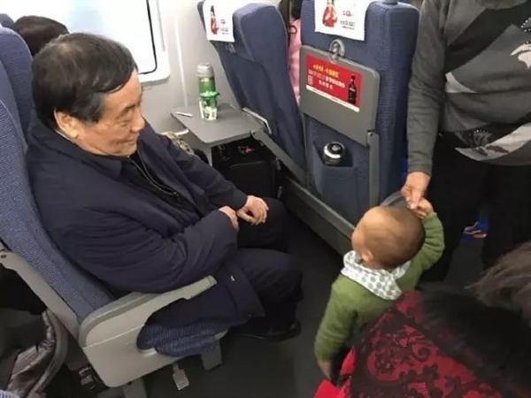 “布鞋首富”宗慶后70歲后還坐二等座經(jīng)濟艙：宗馥莉曾稱宗慶后是神一樣的存在