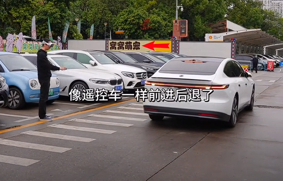 國內一博主頭戴蘋果Vision Pro開車遭吐槽 網友：求不要害人