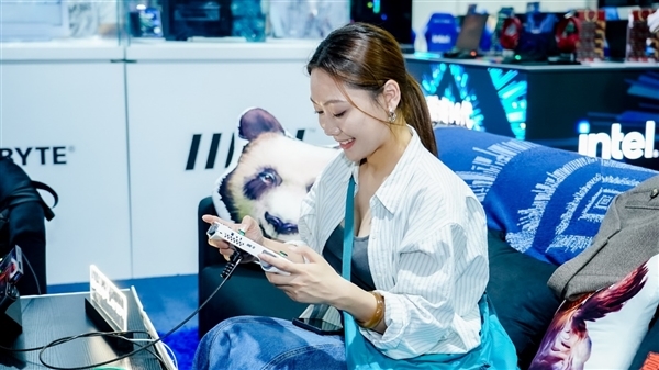 全球第二款酷睿Ultra掌機AOKZOE A2 Ultra發(fā)布：高清穩(wěn)定60幀
