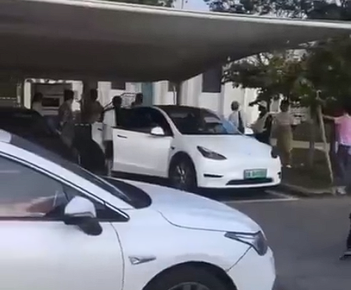 開電動(dòng)車出門眾生相 幾十輛搶一個(gè)充電樁：有人大打出手