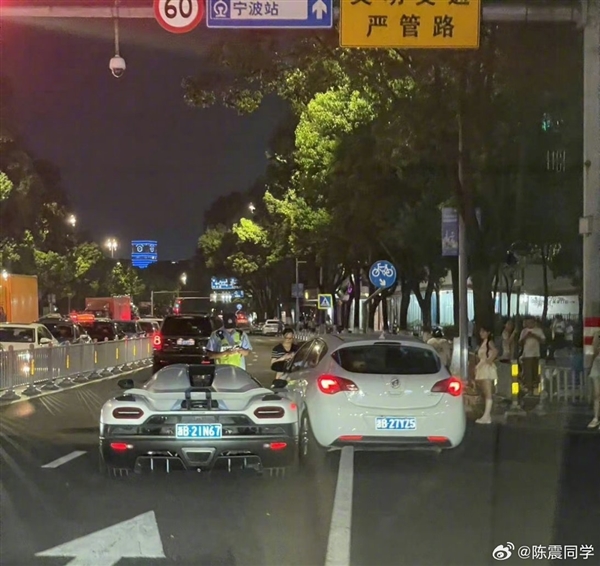 曝別克跨實線撞上科尼塞克：定損406萬 別克女車主出106萬