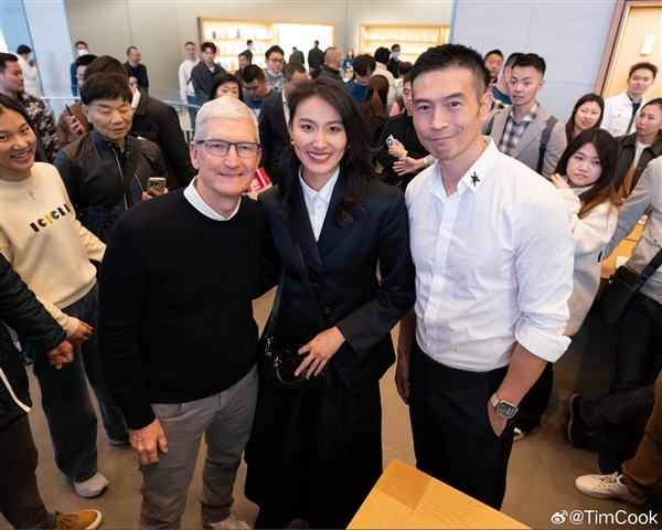 蘋果掌門人庫克時隔半年重回中國：現身北京Apple王府井零售店