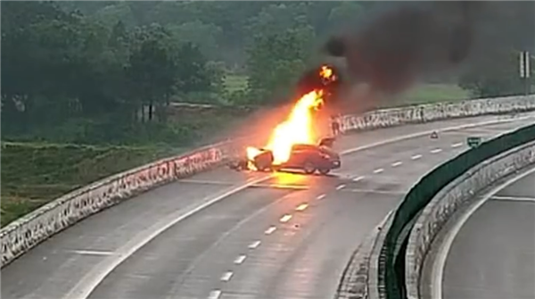 男子高速開車看手機 車輛失控撞護欄起火：從白天燒到黑夜