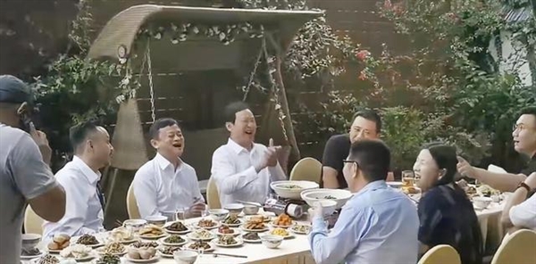 馬云與汪涵聚餐明顯發福變胖：差點認不出來