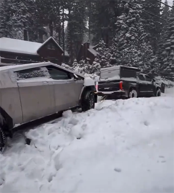 特斯拉Cybertruck雪地陷車：豐田皮卡成功救援
