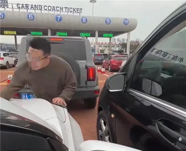奔馳車主插隊并拳砸后車引擎蓋 言語侮辱囂張至極：官方回應(yīng)
