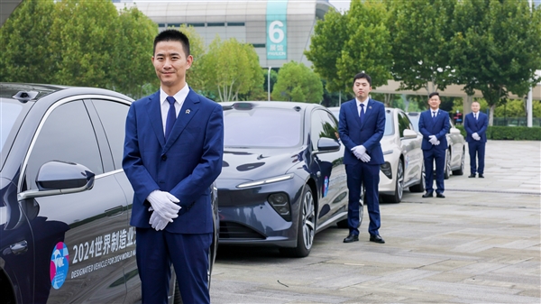 蔚來推出商務出行服務：服務專員穿正裝、帶手套 起步價180元/小時