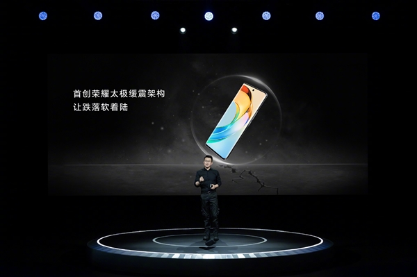 榮耀X50發(fā)布會現(xiàn)場連摔10臺手機 網(wǎng)友:聽著心疼 結(jié)果驚嘆!(圖4) 榮耀X50發(fā)布會現(xiàn)場連摔10臺手機 網(wǎng)友:聽著心疼 結(jié)果驚嘆!