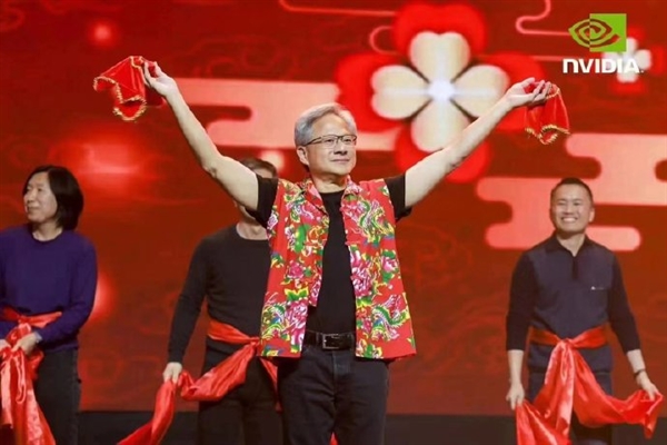 不是AI惡搞！英偉達CEO黃仁勛來中國參加年會：穿紅色大花馬甲 扭東北秧歌