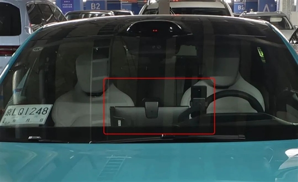 小米汽車SU7內飾全曝光：車機屏還能原廠自帶手機支架