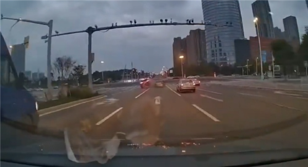 昆明一輛問界M9路口追尾 車輛處于人駕狀態(tài)：專家喊話別太依賴智駕