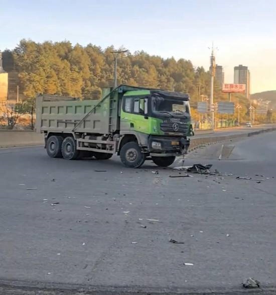 問界M7與渣土車相撞 被撞飛20多米遠：車主安然無恙 直言華為買值了