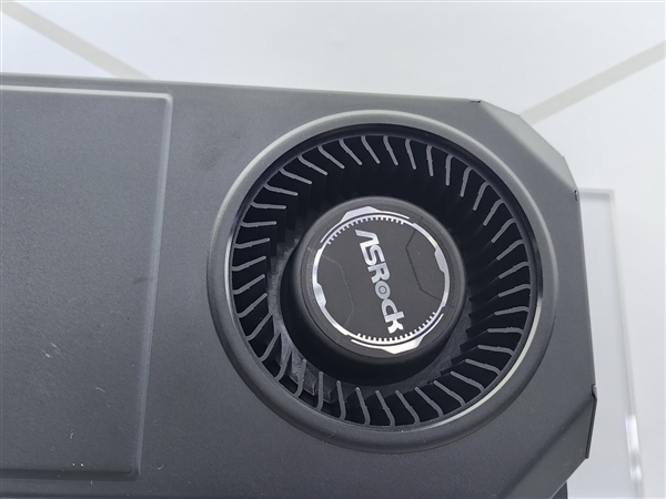 又是妖王華擎：AMD顯卡第一次用上16針供電接口！還有渦輪風扇
