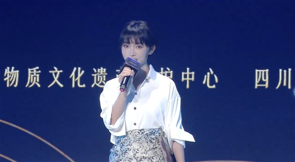 李子柒一襲長裙亮相：熊貓蜀錦裙是自己縫的