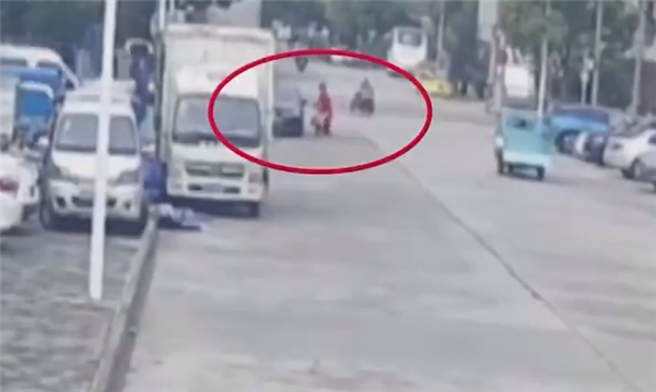 網約車帶走3歲孩子媽媽一路狂追 司機委屈：不敢從反光鏡看女乘客