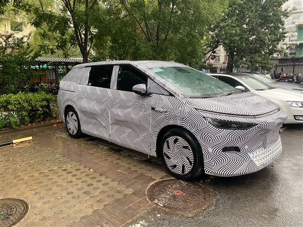 創(chuàng)始人稱要造“年輕態(tài)”MPV 小鵬X9內(nèi)飾首曝：有高端味了