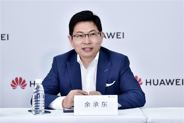 余承東呼吁L3級自動駕駛快普及 雷軍稱智駕只是輔助：你支持誰
