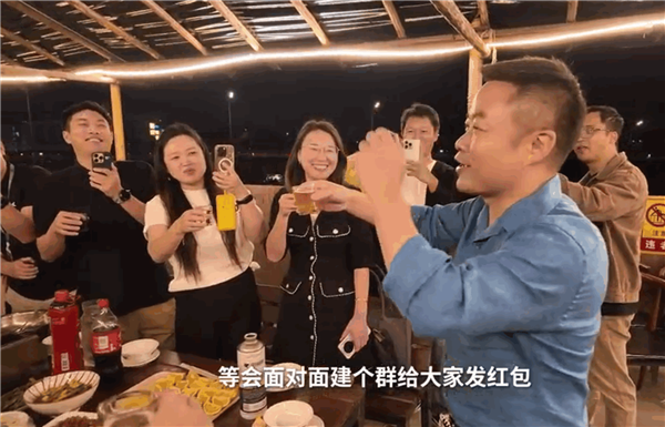 小鵬P7+大定破3萬臺！何小鵬吃燒烤慶功 還發了大紅包