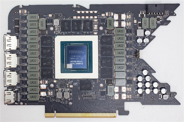 RTX 5090公版太殘暴！16顆GDDR7顯存密密麻麻 前所未有三層PCB