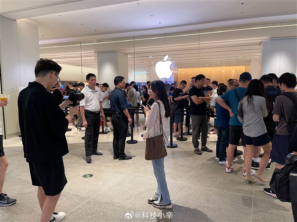 iPhone 15正式發售！多地Apple Store實拍：8點前就大排長龍