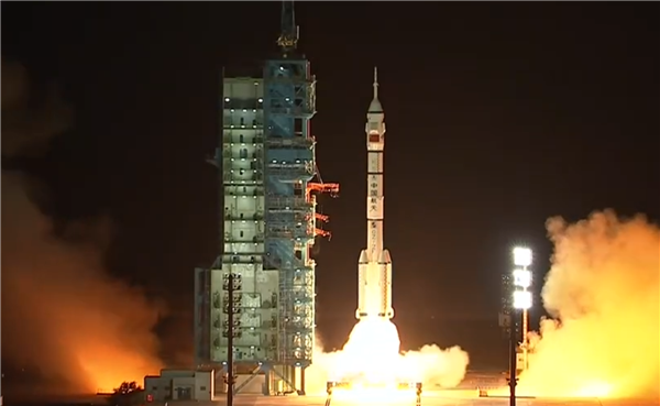神舟十九號載人飛船發射成功：空間站組合體進入對接軌道